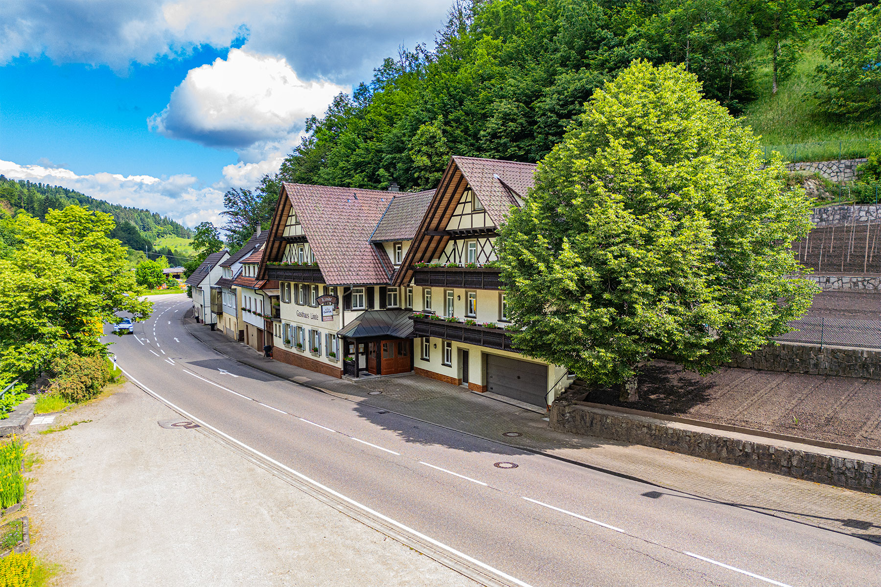 

	

	


Lernen Sie die Linde kennen
Seit 4 Generationen im Familienbesitz

